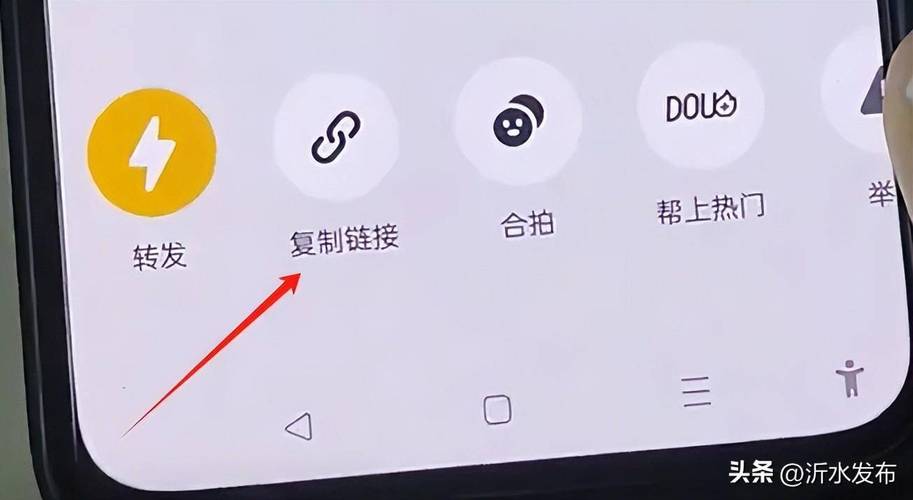 如何在抖音上转发他人作品到微信且避免视频带有水印？
