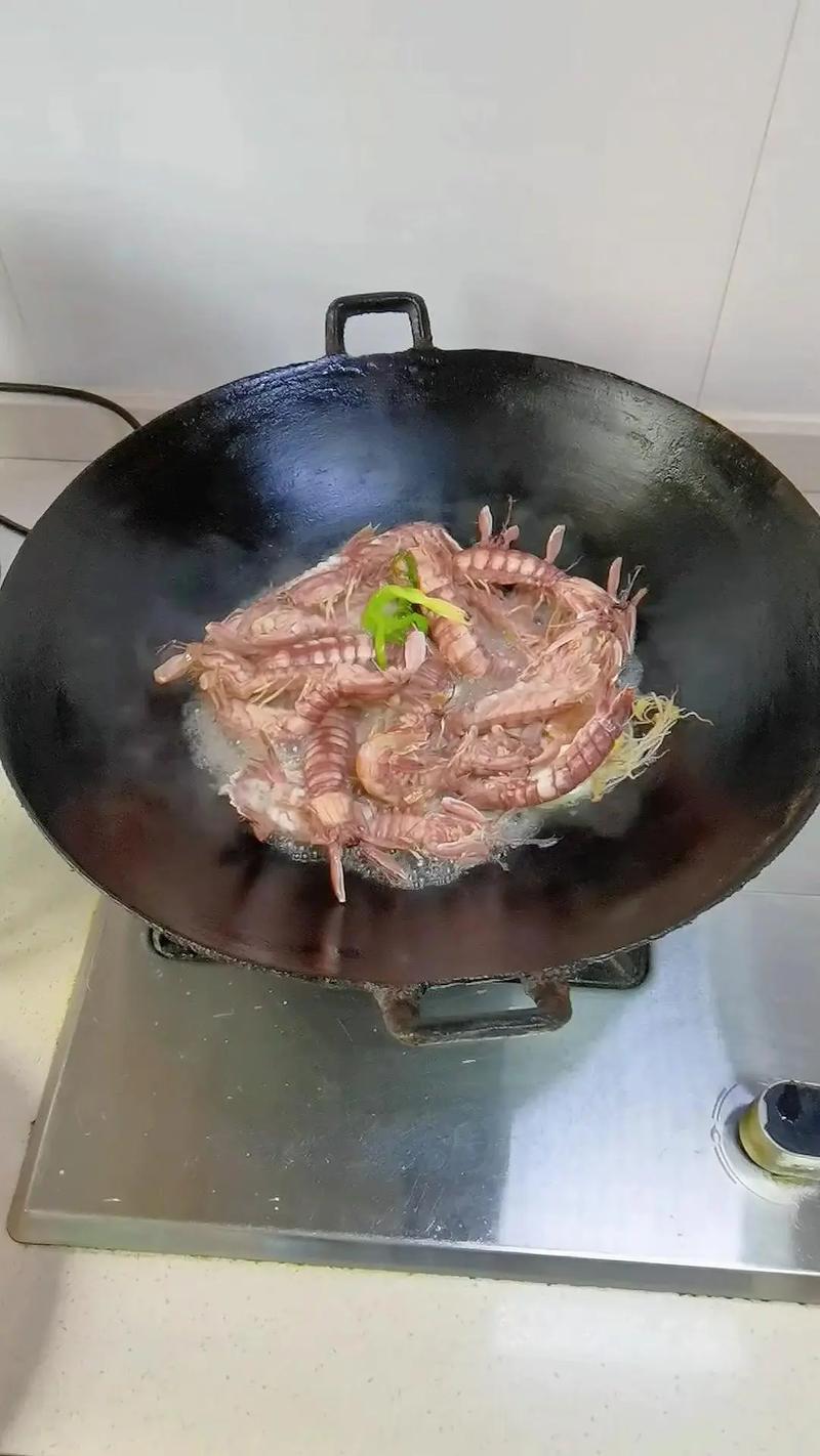 如何在皮皮虾平台上保存和制作视频？