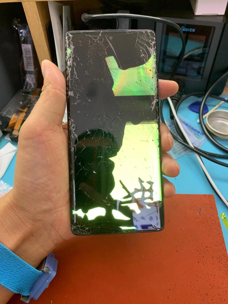 摔手机女的抖音号叫什么