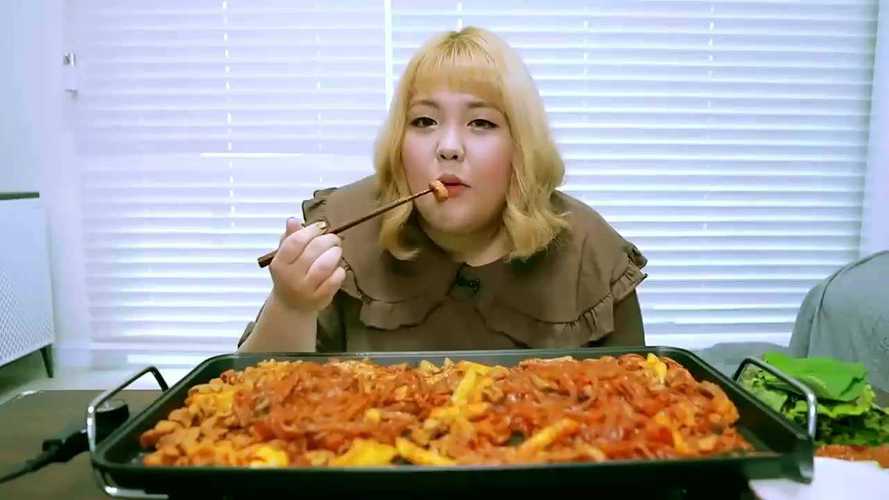 抖音吃播女的叫胖什么