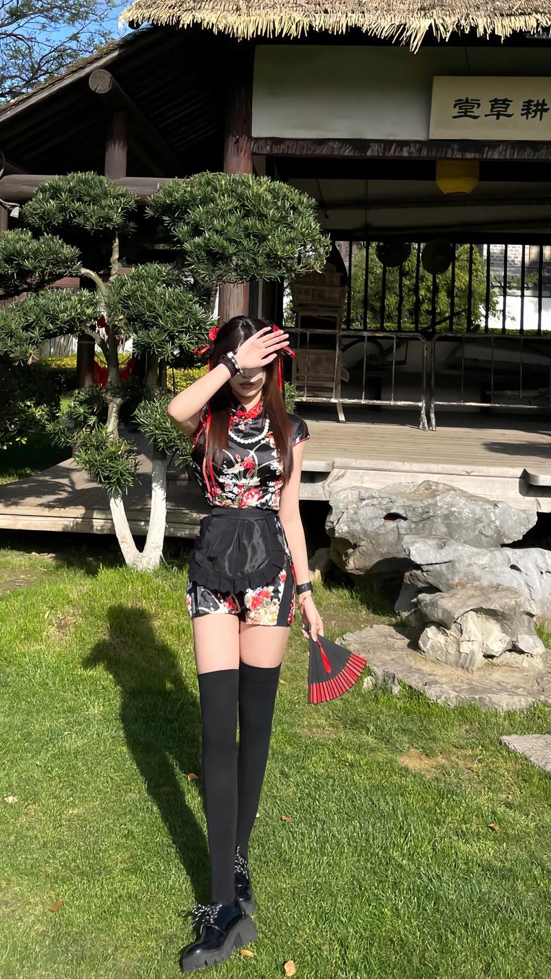 抖音摸腿变装是什么歌