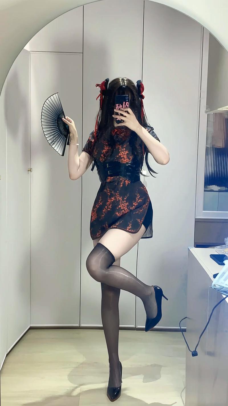 抖音摸腿变装是什么歌