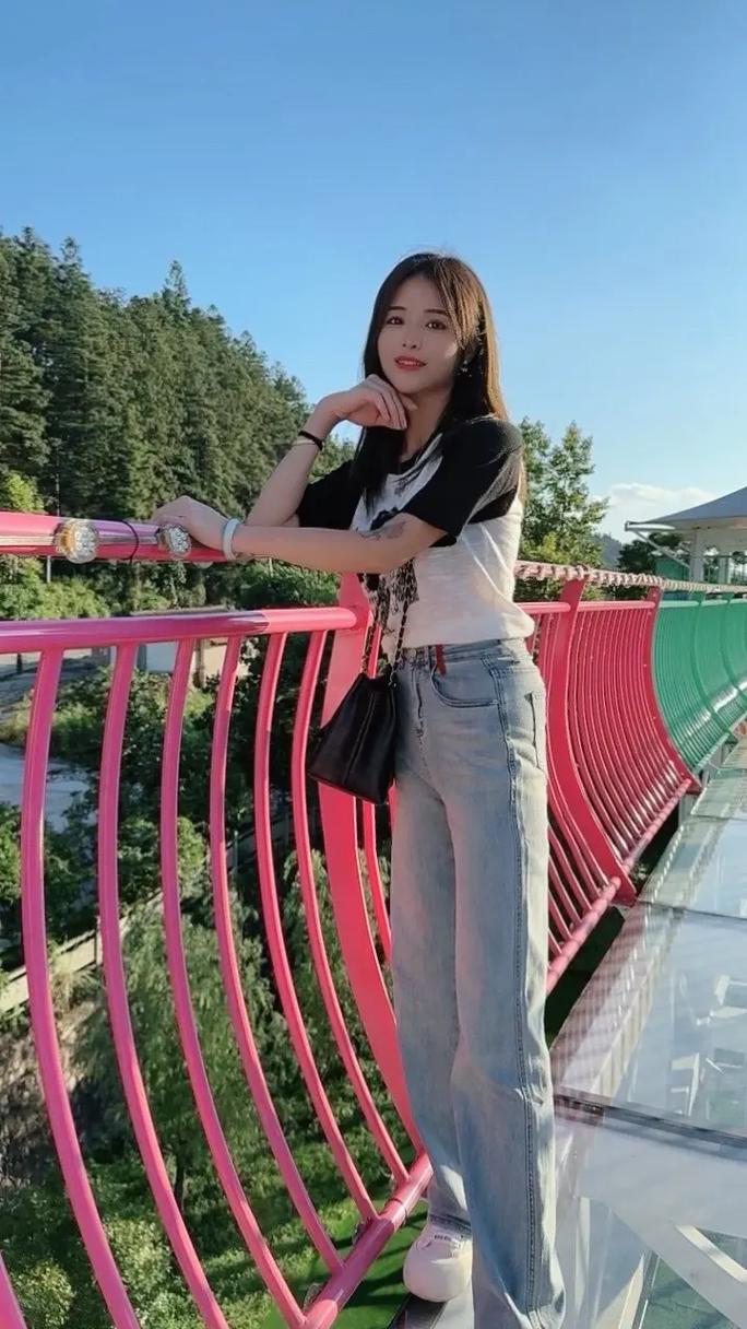 玩抖音赚钱的女人叫什么