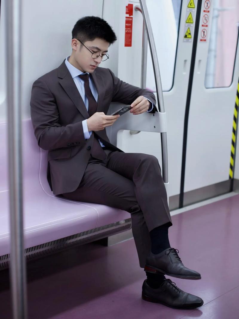 抖音的西装是什么样的人