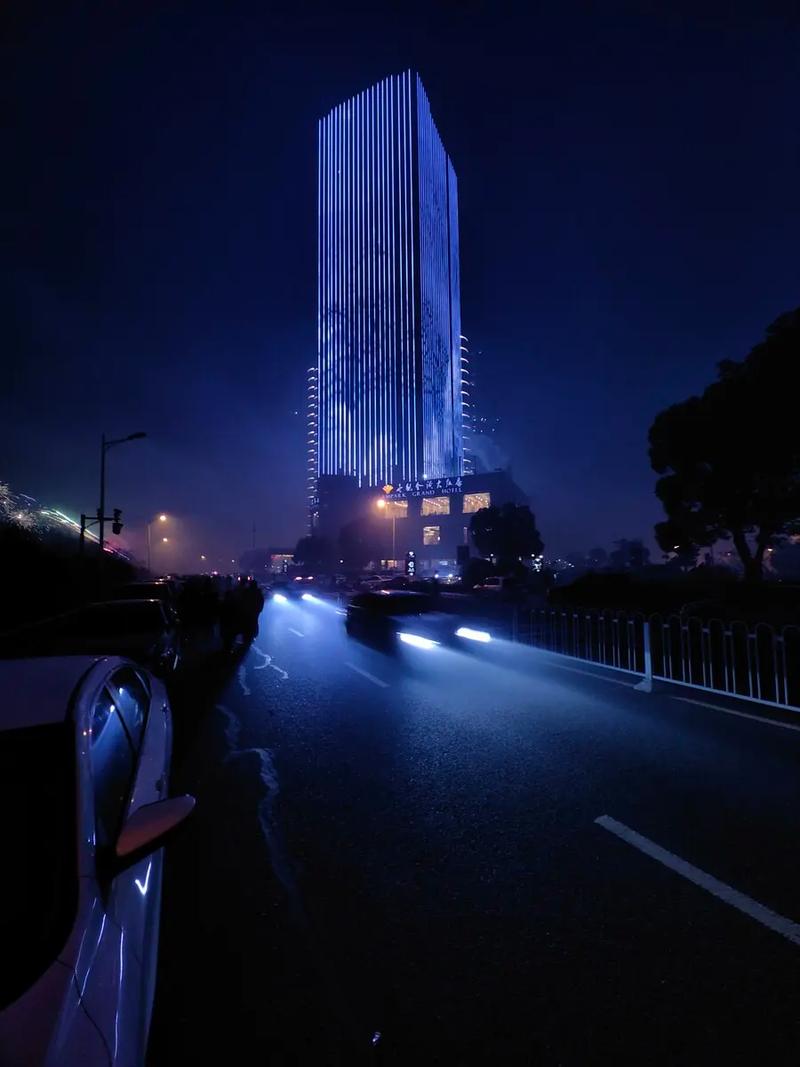 抖音的夜之光是什么歌