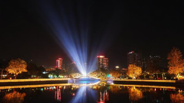 抖音的夜之光是什么歌