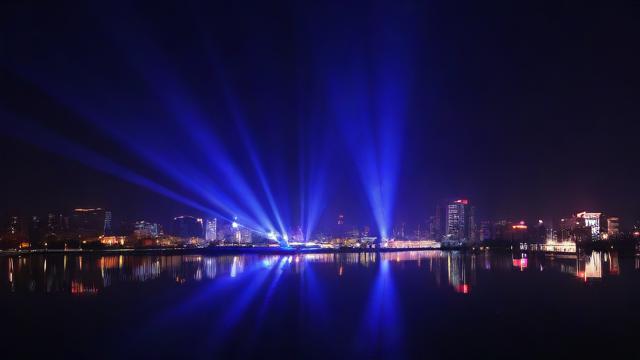 抖音的夜之光是什么歌