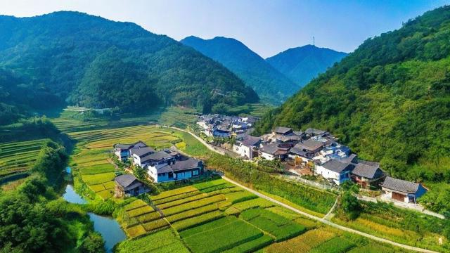 抖音里何家洞是什么村子