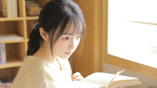 抖音小姐姐看的书是什么