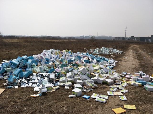 江西一树林现大量被丢弃药品
