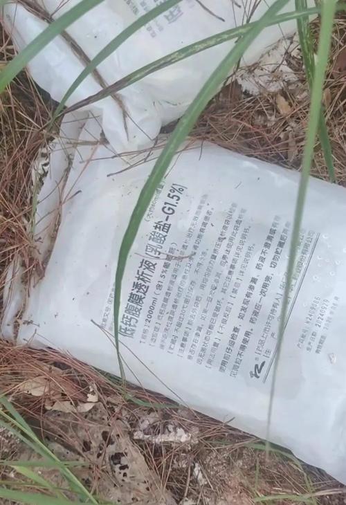 江西树林惊现大量被丢弃药品，药品滥用现象亟待关注