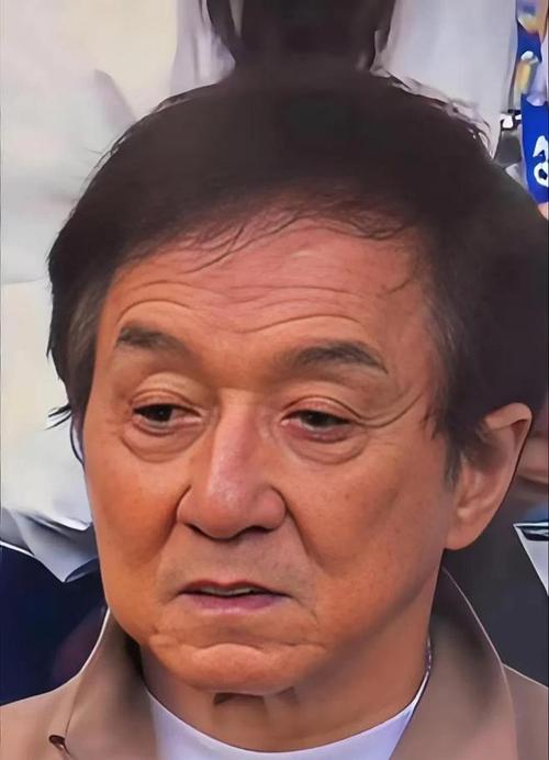 71岁成龙老花严重 拍戏看不清道具