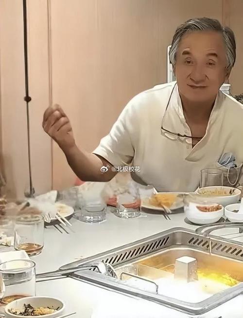 成龙七旬之际老花严重，拍戏遭遇视线困扰