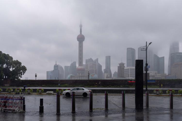 台风来袭有游客被困在外滩?假