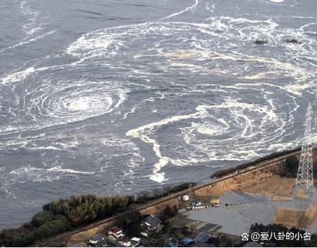 日本海啸来袭 居民跑向避难所