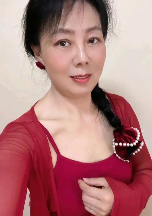 阿姨退休后秒退几十个群手机都变轻