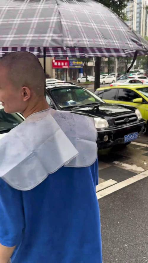 天降剪刀直扎车头，男子惊险瞬间停车