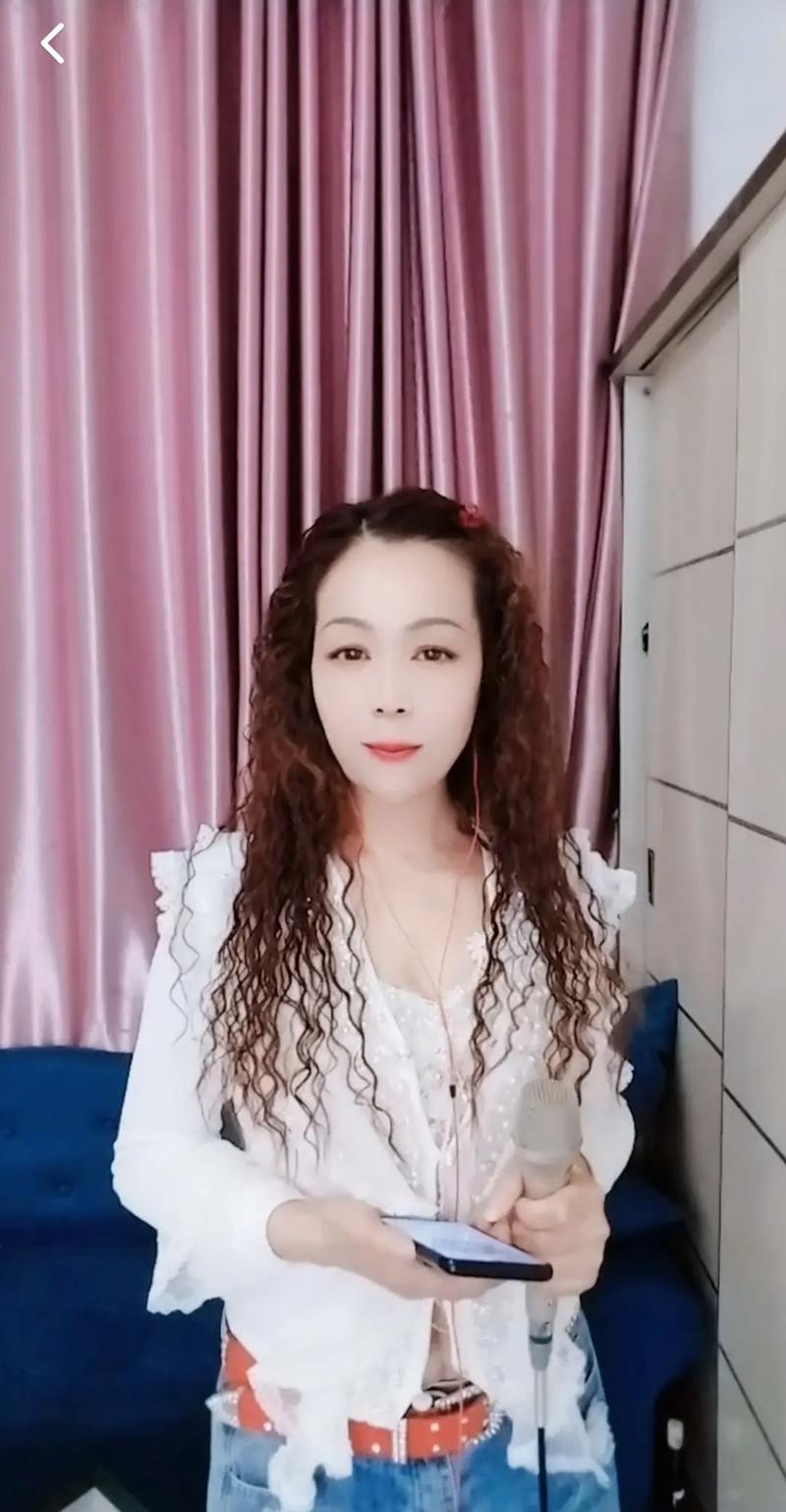 阿姨退休后瞬间退出数十群聊，手机轻松解放！