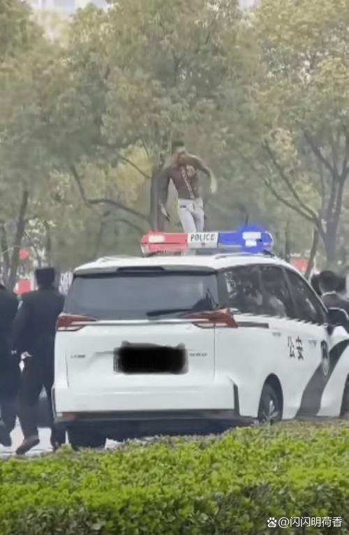 男子行车时天降剪刀直扎车头