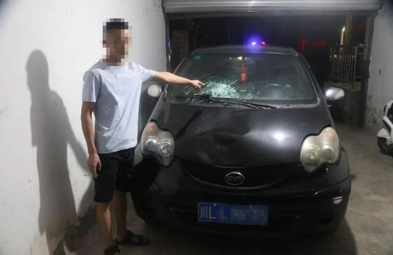 大哥驾车遇车祸现场立马停车救援