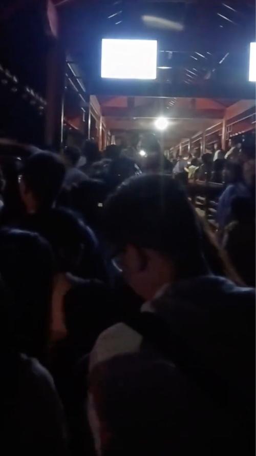 贵州一漂流景区大量游客滞留至半夜
