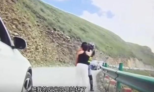 甘南一奔驰逆行超车 别停并辱骂骑手