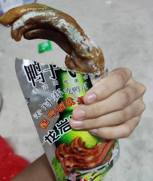 知名零食品牌鸭爪发霉遭消费者曝光