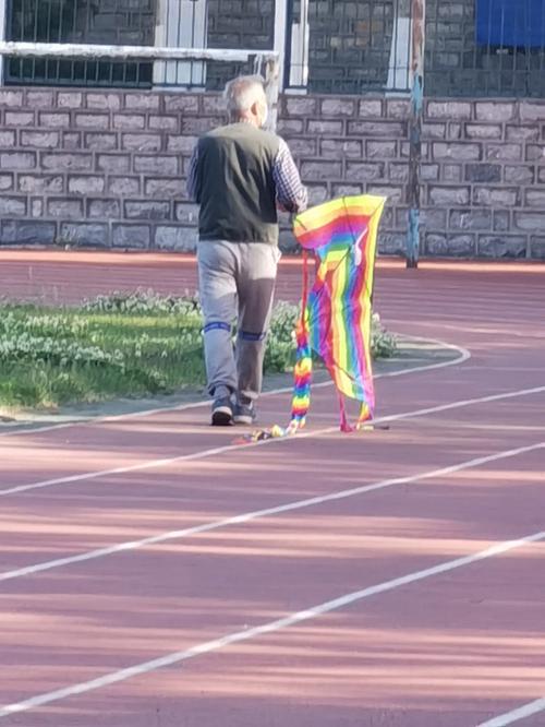 大爷脚踩平衡车放超长风筝
