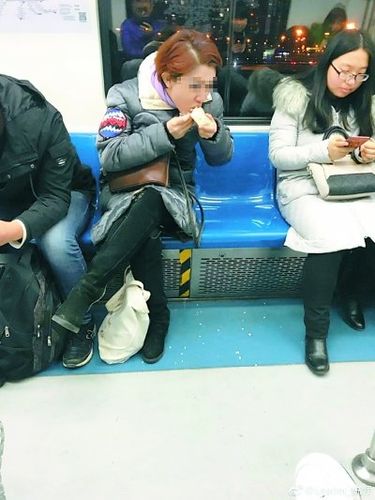 女子无视劝阻在地铁车厢扔食物残渣引发争议
