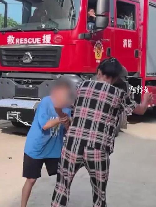 男孩报假警 奶奶得知后瞬间“暴走”
