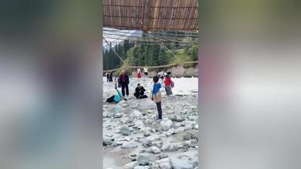 新疆某景区网红桥断裂事件目击者讲述现场情况