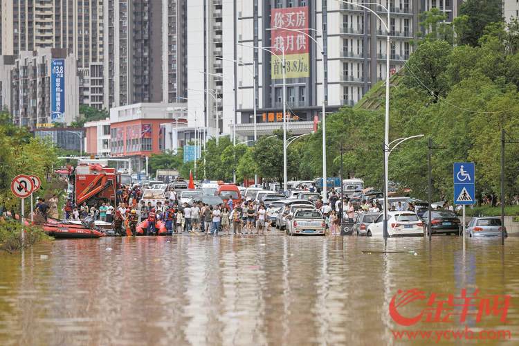 多轮强降雨致广东惠州出现严重倒灌