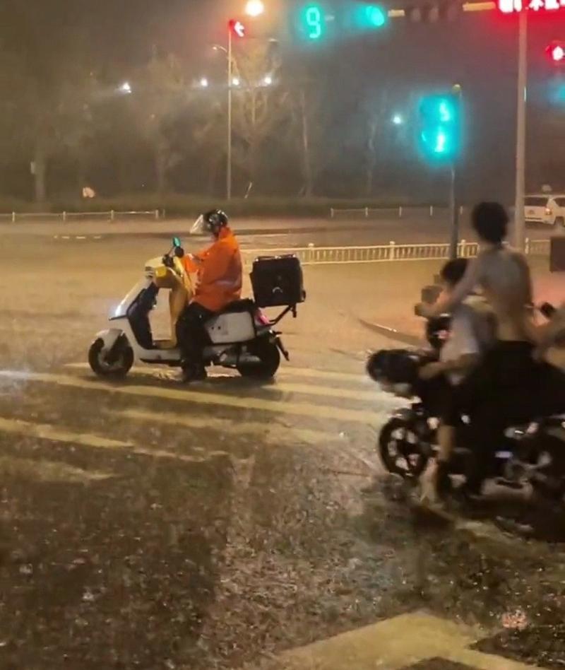 网友回复郑州外卖小哥暴雨中送餐
