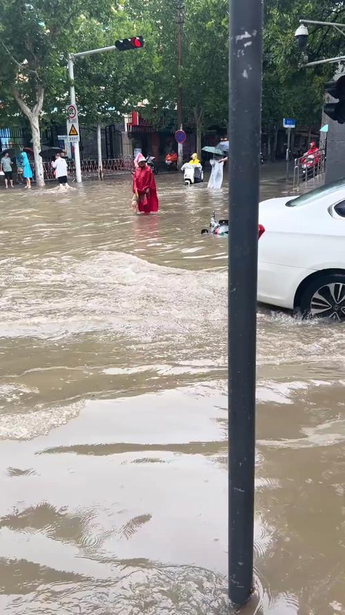 郑州暴雨引发内涝，街道积水严重