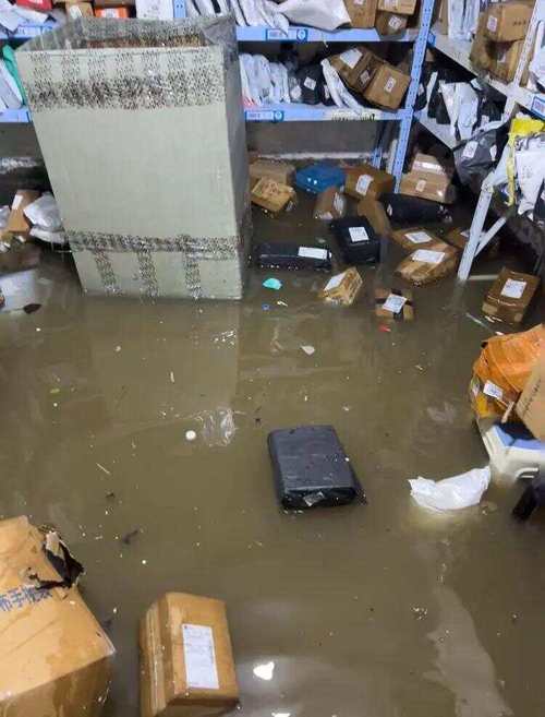 郑州隧道拥堵引发水淹，司机被困十分钟