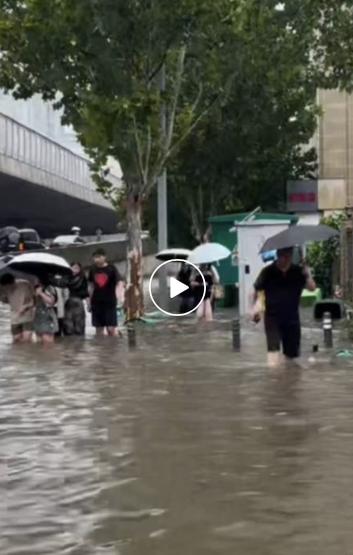 郑州强降雨致内涝 街道积水严重