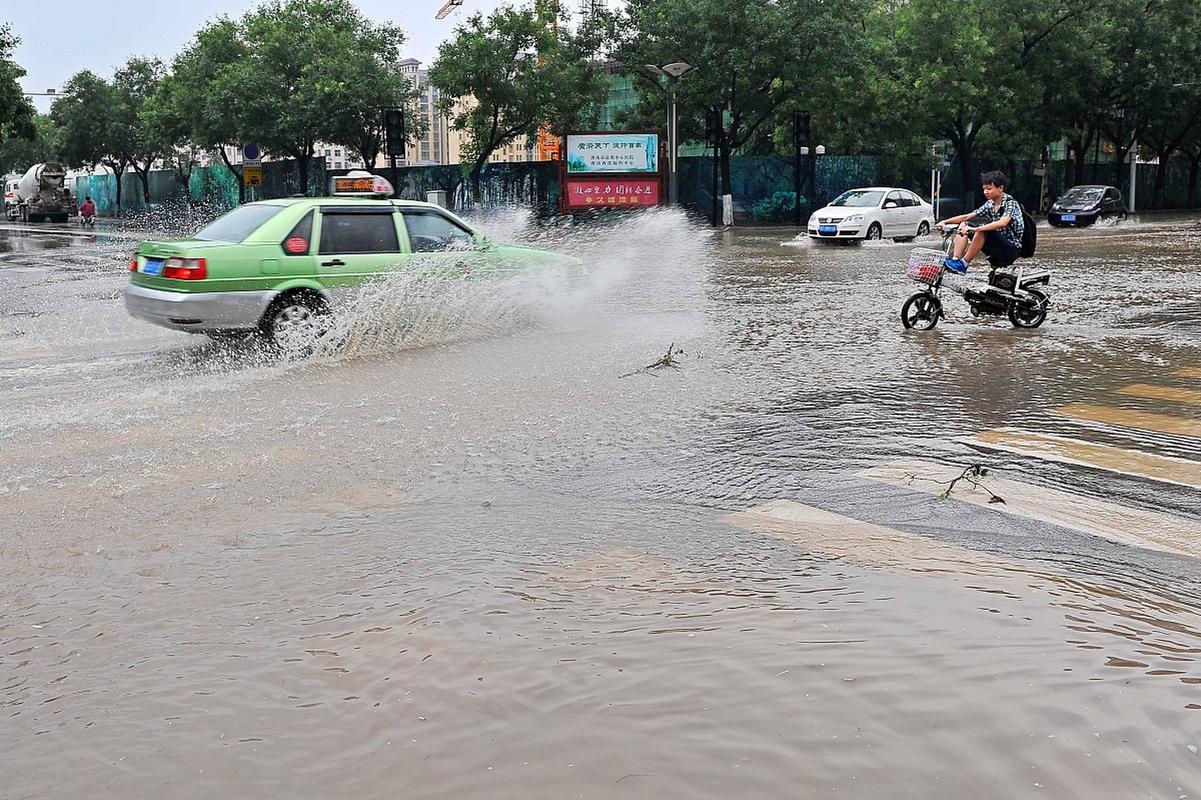 郑州强降雨致内涝 街道积水严重