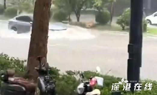 郑州突降暴雨：市民被积水冲走