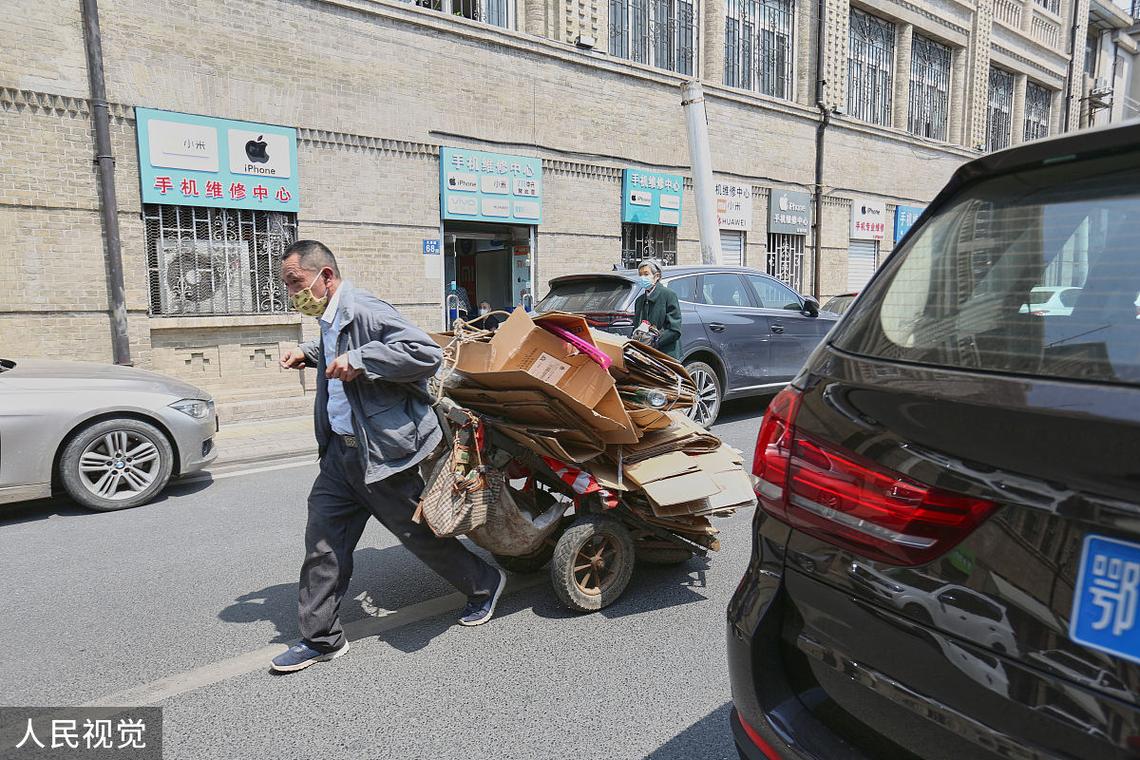 运油车侧翻 大量村民提壶“捡油”
