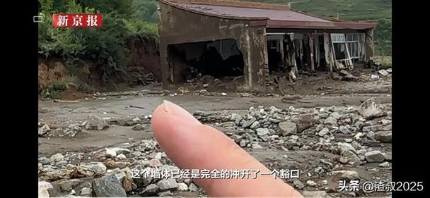 甘肃榆中暴雨后路面狼藉景象