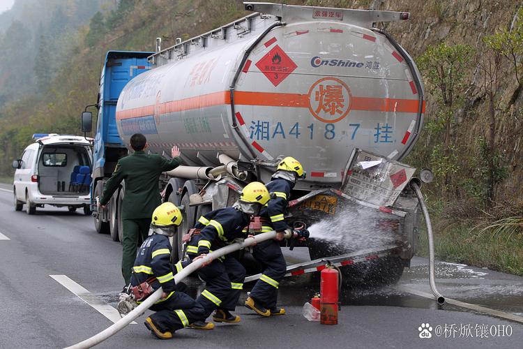 运油车侧翻引发村民捡油热潮