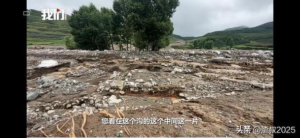 甘肃榆中县暴雨过后 路面上一片狼藉