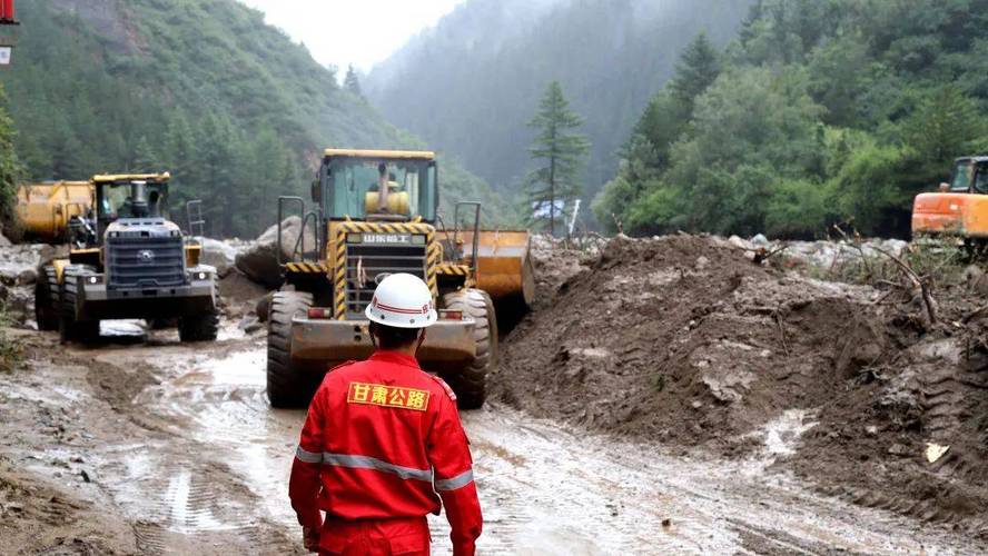 甘肃榆中受灾村庄道路全部实现抢通
