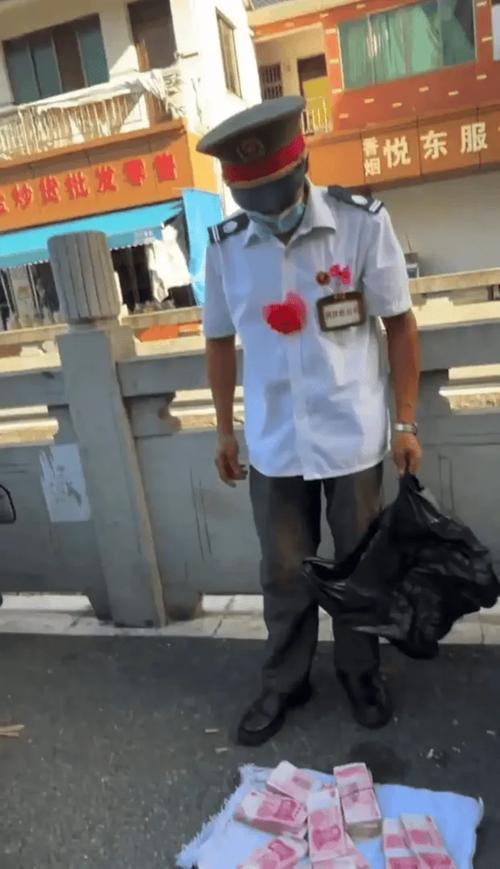 大爷摆摊自称送巨额现金引发关注，当地回应揭秘真相