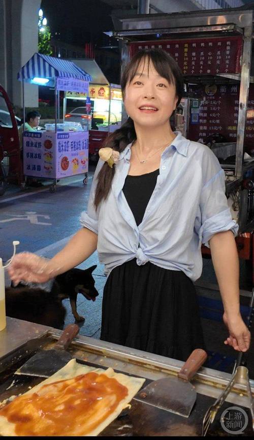 双腿截肢女子夜市摆摊成“团宠”