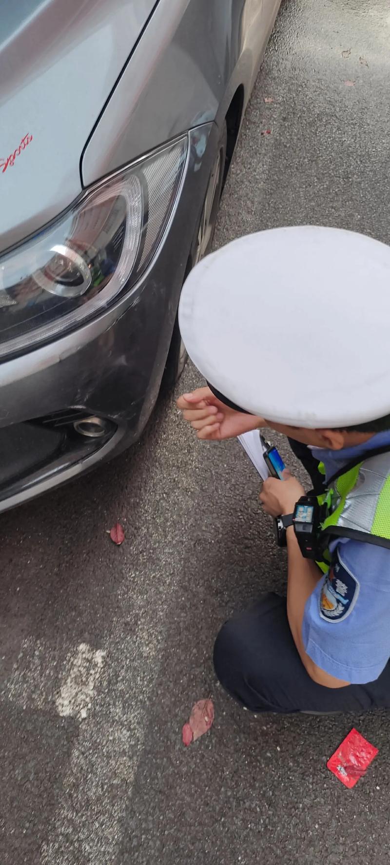 被剐蹭小伙回应手机号遭曝光事件