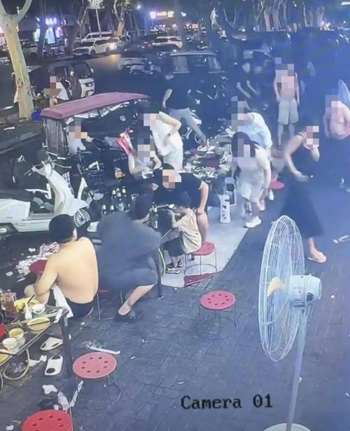 多人烧烤店外用餐遭楼上泼液体袭击