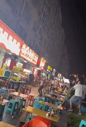 多人烧烤店外用餐遭楼上住户泼液体
