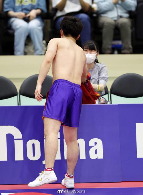 张本智和脱衣庆祝瞬间引爆赛场热议