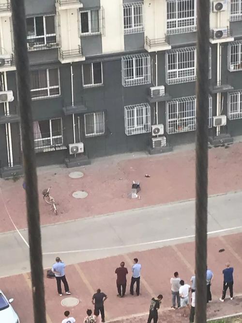 西安一男子坐窗边欲跳楼？当地回应